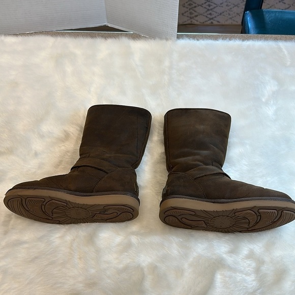 UGGs dark brown boot with a metal UGG Australia on back of boot size US 5 - Picture 8 of 14